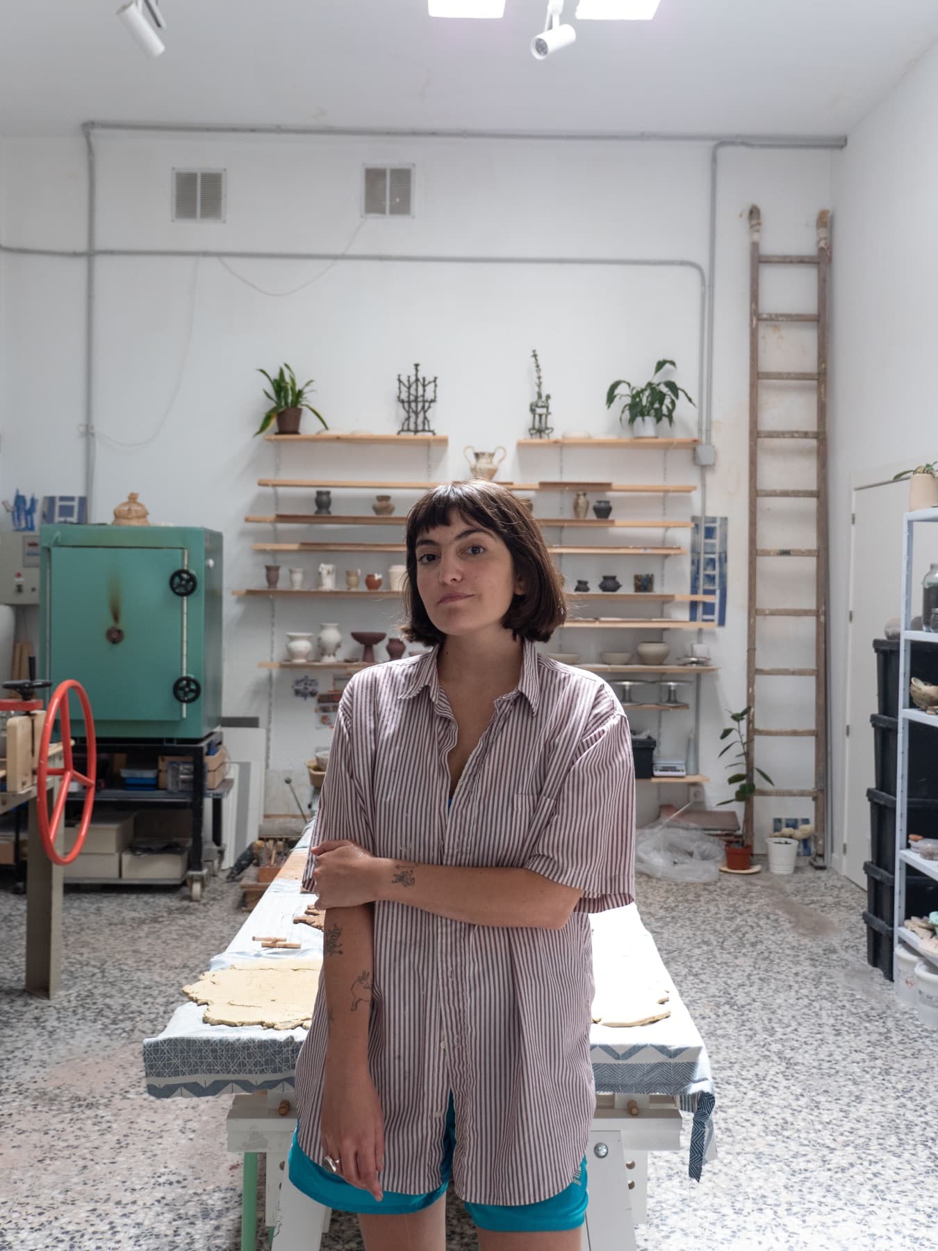 Brenda Ranieri en su estudio de cerámica