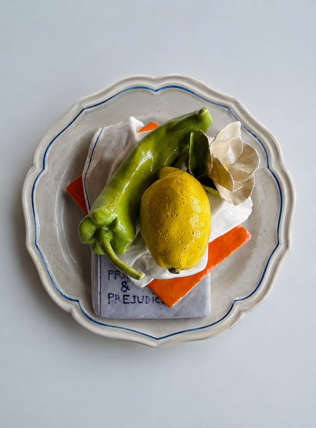 Plato de engaño en cerámica de Sophie Aguilera Lester
