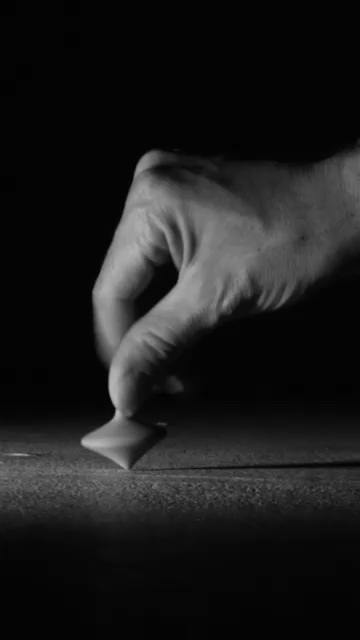 Una mano pone en movimiento una peonza