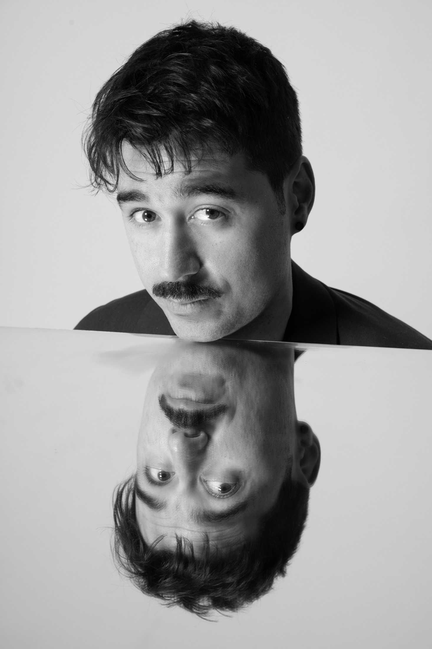 Retrato de laicHa reflejado sobre una superficie