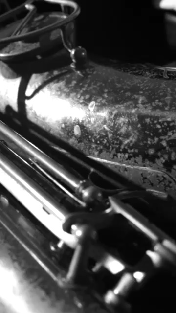 Detalle de un saxofón en un fotograma audiovisual de laicHa